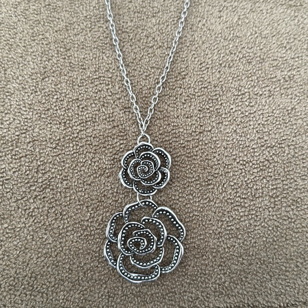 Silver Tone Chain With 2 Silver Tone Rose Charms Necklace 60” Long (TD)